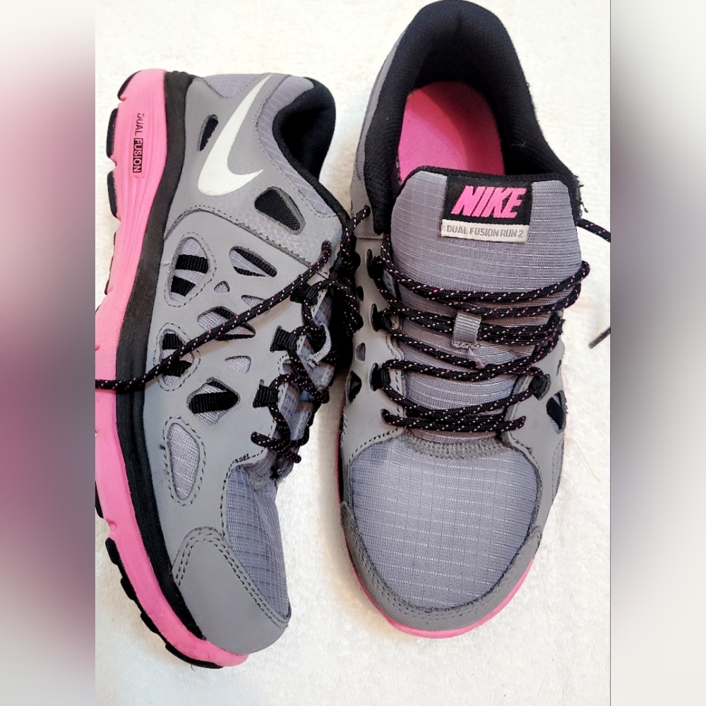 Nike dual fusion sneakers